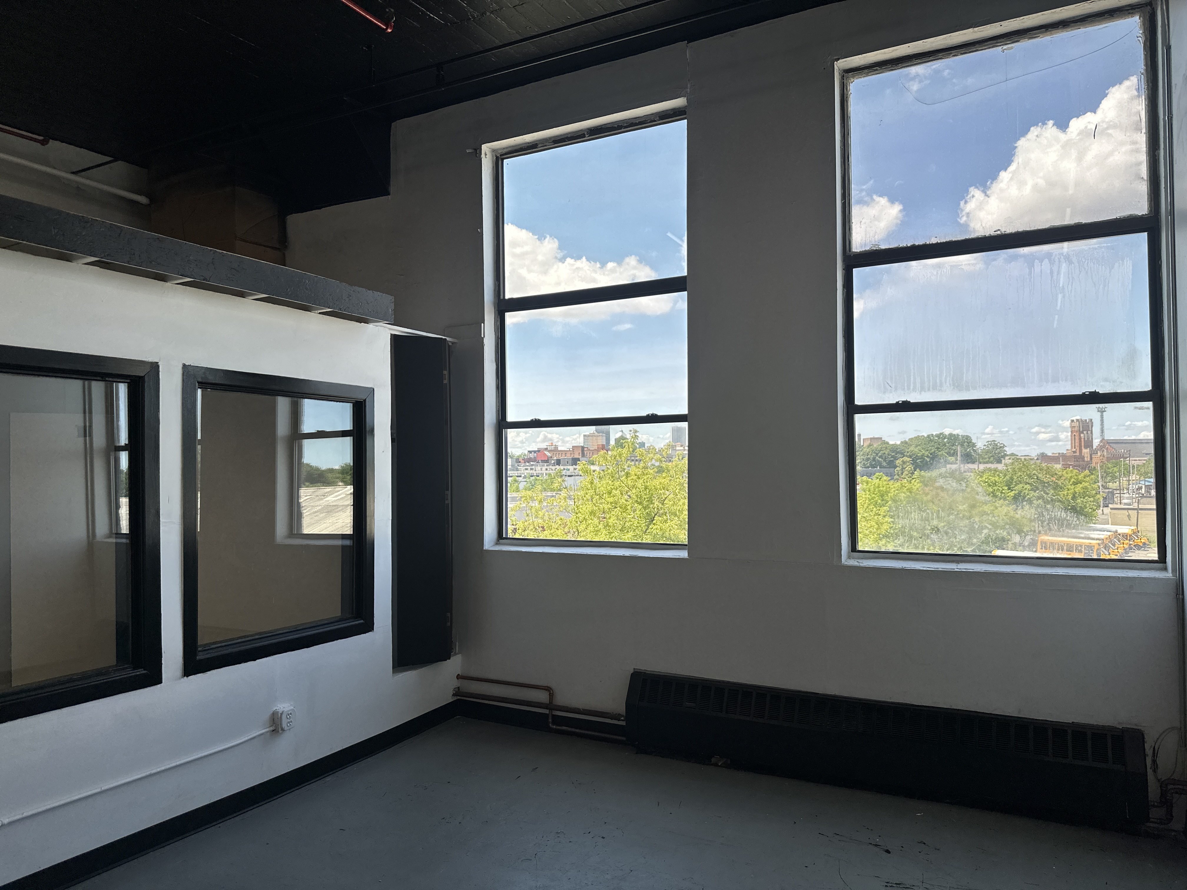 Unit in the Fedder building with a great view of the city skyline